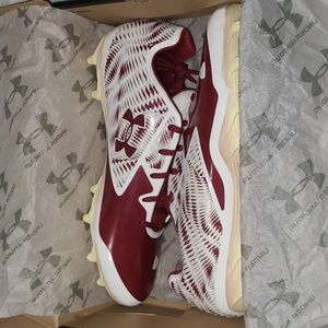 Under Armour Men's Football Cleats! Size- 12.5 (color- burgundy/white)